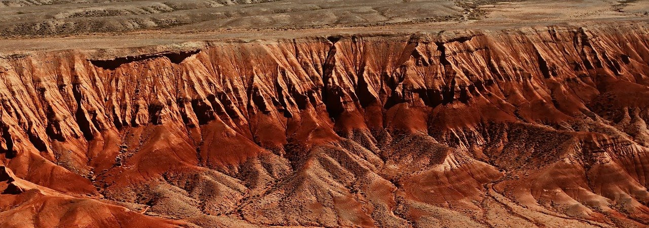Wtedy Piotr powiedział: Nie mam srebra ani złota, lecz co mam, to ci daję: W imieniu Jezusa Chrystusa z Nazaretu, wstań i chodź!  A ująwszy go za prawą rękę, podniósł go. I natychmiast wzmocniły się jego nogi i kostki.
