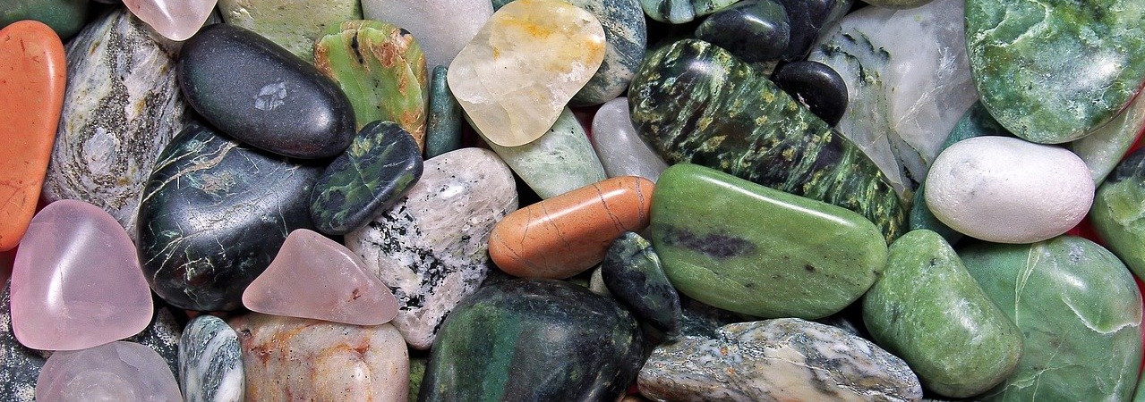 A jeśli komuś z was brakuje mądrości, niech prosi Boga, który daje wszystkim obficie i bez wypominania, a będzie mu dana.